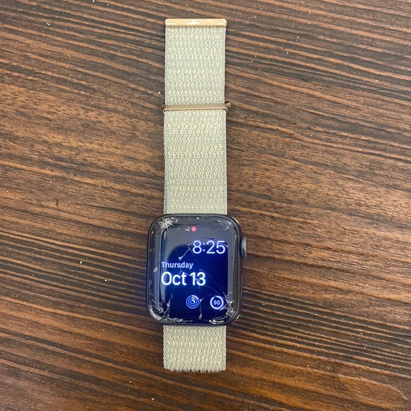 Apple Watch Series 5 40MM - Picture 1 of 3